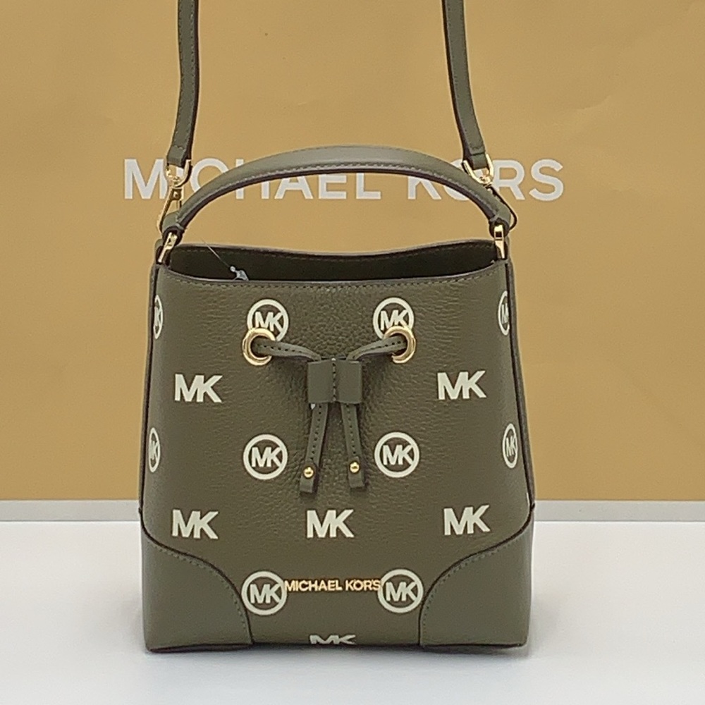 MICHAEL KORS
Mercer Small Logo Embossed Leather Bucket Bag
COLOR OLIVE
NWT - Picture 8 of 16
